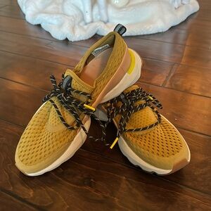 Sorel Kinetic Impact sneaker, worn once, lace tie, comfy and unique color